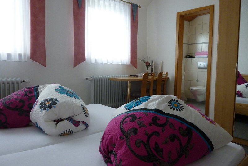 Zimmer mit farbenfroher Bettwäsche