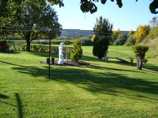Sonniger Garten mit Blick in die Landschaft