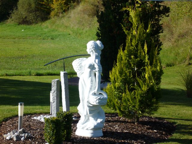 Steinfigur im Garten